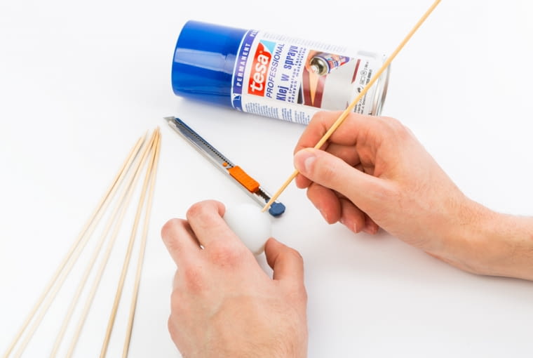 DIY - łańcuch świetlny. Krok 2. Nabij piłeczki na patyczki do szaszłyków. łańcuch świetlny, kolorowe kule, diy, zrob to sam, proste diy