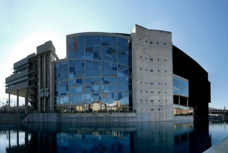 Palacio Euskalduna to obok Muzeum Guggenheima jeden z najczęściej odwiedzanych nowych obiektów Bilbao. Rozległy obiekt liczący 53 tys. metrów kwadratowych stanowi centrum konferencyjno-kulturalne. Budynek projektu architektów Federico Soriano i Dolores Palacios stanął w rewitalizowanym doku dawnej stoczni Euskalduna. architektura, top 10, hiszpania, frank gehry, bilbao, budynek