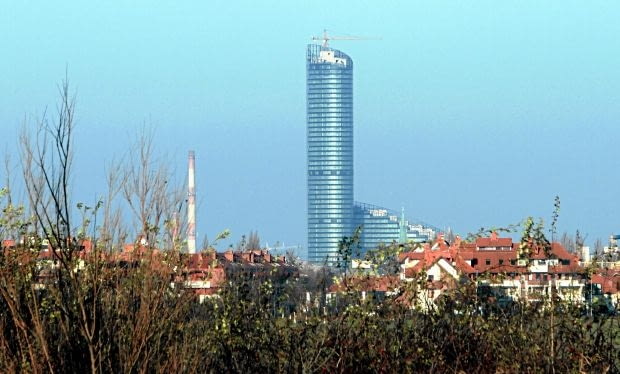 2. Sky Tower we Wrocławiu to obiekt, o którym dużo mówiło się w ubiegłym roku. Najwyższy budynek na Śląsku i jeden z najwyższych w Polsce. Pytanie tylko, czy poza wysokością, ten obiekt ma jakiekolwiek inne walory? Sky Tower we Wrocławiu