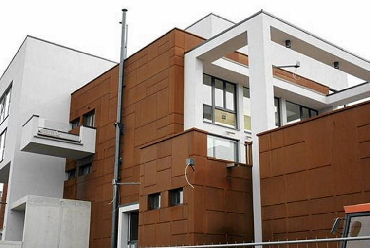 Corten to nowoczesny materiał, doskonale podkreśla modernistyczne kształty budynku.