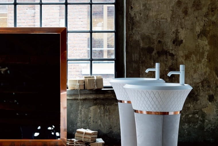 ZMYSŁOWE FAKTURY. Zamiast gładkiej ceramicznej powierzchni - pikowana. Supermodny efekt, który kojarzy się z tkaninami (a więc czymś miękkim), został przeniesiony na twarde materiały, wizualnie je zmiękczając. Podkreśleniem dekoracyjności zintegrowanej z postumentem umywalki z kolekcji George są też lśniące obrączki z miedzi zamontowane na korpusie. falper.it