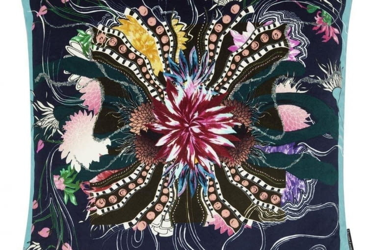 Dekoracyjna poduszka Ocean Blooms Ruisseau producenta Christian Lacroix, o wymiarach 50x50 cm może być ozdobą każdego fotela, sofy czy łóżka. Wielokolorowy, wesoły wzór ożywi wnętrze i doda mu energii. Cena: 640 zł. DO kupienia na www.9design.pl. Ozdobna poduszka