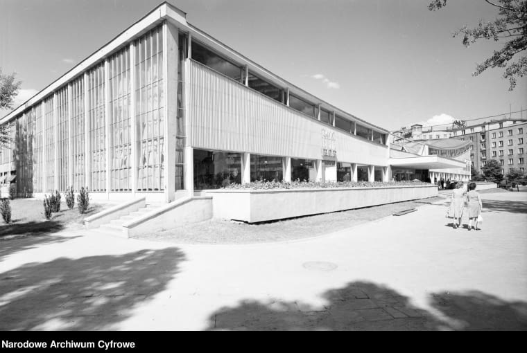 Supersam w Warszawie w 1962 roku. Na pierwszym planie widoczna część pawilonu z wydzielonym barem samoobsługowym "Frykas"