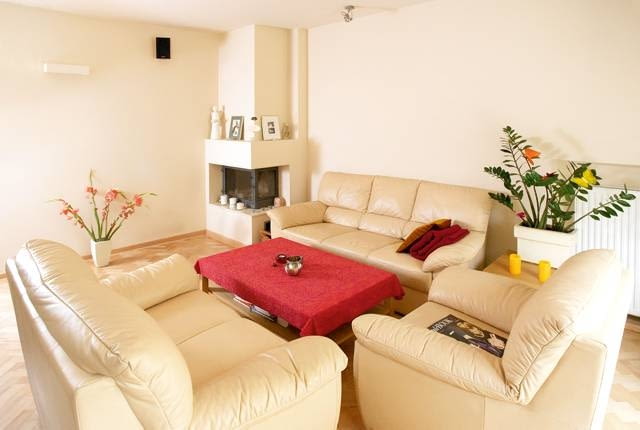 13.11.2006 WARSZAWA DLA CZTERY KATY ZDJECIE PRZED ZMIANA METAMORFOZA SALON MEBLE IKER KOMPLET WYPOCZYNKOWY WYPOCZYNEK SOFA FOTELE FOTEL KOMINEK STYLISTKA: ANETA KOSIBA FOT. LUKASZ ZANDECKI / AGENCJA GAZETA