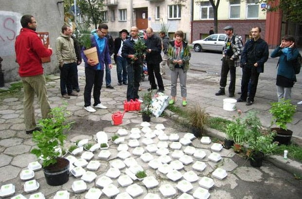 Trawa na miejscu czy na wynos? - nowa akcja Grupy Pewnych Osób Trawa na miejscu czy na wynos? - nowa akcja Grupy Pewnych Osób