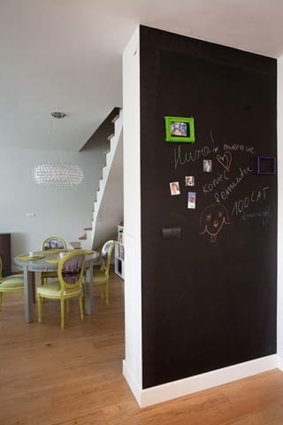 Salon z kuchnią - tablica na ścianie salon, kuchnia, tablica na ścianie