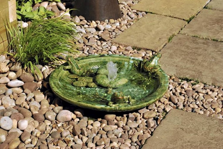 zamiast oczka wodnego wystarczy misa z minifontanną zamiast oczka wodnego wystarczy misa z minifontanną