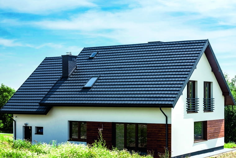 Płaska powierzchnia dwumodułowej dachówki blaszanej zachwyca skromną elegancją i futurystycznym charakterem, tworząc pokrycie dachowe odporne na upływ czasu i trendów Płaska powierzchnia dwumodułowej dachówki blaszanej zachwyca skromną elegancją i futurystycznym charakterem, tworząc pokrycie dachowe odporne na upływ czasu i trendów