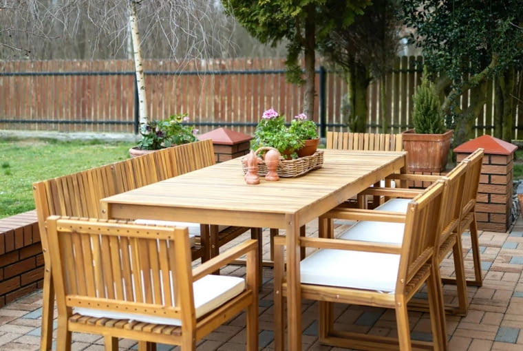 Zestaw ogrodowy dla 8 osób Sassari II, z poduszkami w kolorze złamanej bieli. Certyfikowane drewno akacjowe, wymiary stołu: 180 x 90 x 75 cm. 3659 zł, beliani.pl Zestaw ogrodowy dla 8 osób Sassari II, z poduszkami w kolorze złamanej bieli. Certyfikowane drewno akacjowe, wymiary stołu: 180 x 90 x 75 cm. 3659 zł, beliani.pl