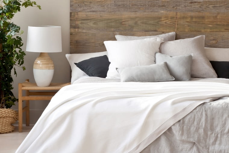 Zara Home - Milano Collection: kapa z lnianym obramowaniem - od 479 zł do 499 zł; poduszka dekoracyjna - 99 zł. zara home, len, lniana pościel, prostota, minimalizm we wnętrzach, prosta pościel
