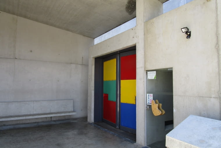 Firminy - Wejście do Eglise Sainte Pierre Firminy - Wejście do Eglise Sainte Pierre