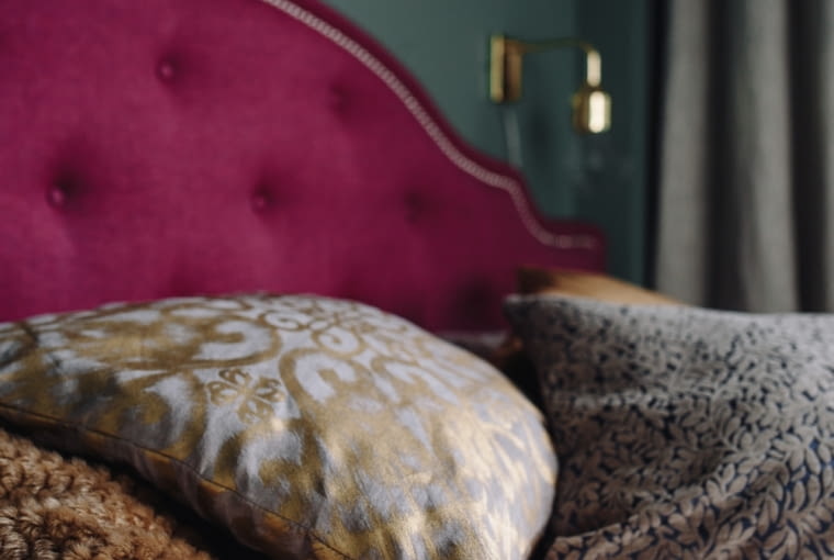 Wszystkie dodatki wpisują się w styl wnętrza. Od stylu rustykalnego do glamour - metamorfoza sypialni blogerki wnętrzarskiej