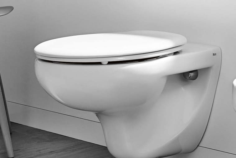 Propozycja firmy ROCA. Zestaw 2. Miska WC Victoria - z odpływem poziomym, z zamkniętym kołnierzem (zapobiega gromadzeniu się zanieczyszczeń i bakterii), przystosowana do spłukiwania 3 lub 6 l wody; urządzenie o eleganckich i funkcjonalnych zaobleniach, łącząca prostotę z uniwersalnością. Wymiary: szer. 35,5/dł. 52,5 cm. Cena: 237 zł