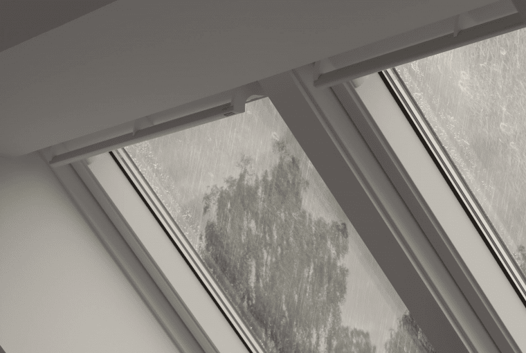 Okna dachowe z czujnikiem deszczu - spokój w każdą pogodę