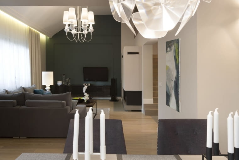 Efektowne lampy dodają wnętrzom stylu i szyku. Minimalizm z nutą glamour w domu we Włocławku