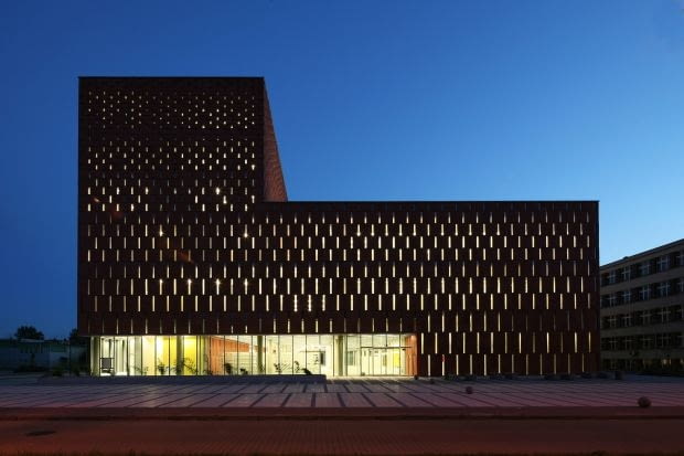 Projektanci znaleźli 'złoty środek' w odwiecznym sporze między bardzo racjonalnym, pragmatycznym podejściem do formy architektonicznej oraz jej bardzo humanistycznym, artystycznym wymiarem. Z jednej strony prostota i regularność, odczytywalność zasad rządzących estetyką budynku. Z drugiej strony hipnotyzujący wzór i kolor fasady oraz jej delikatne 'odchyły' od normy i symetrii. Przekonujący jest także dobór materiałów, poszukiwanie alternatywnych źródeł oświetlenia niż światło bezpośrednie oraz relacja budynku w kontekście otoczenia. Jedyne, czego w tej realizacji brakuje, to bardziej nowoczesne podejście do funkcji biblioteki, które można już dostrzec w innych realizacjach w Europie - napisała o CNIBA w Katowicach Zuzanna Kurzawa Centrum Informacji Naukowej i Biblioteka Akademicka, Katowice, proj. HS99