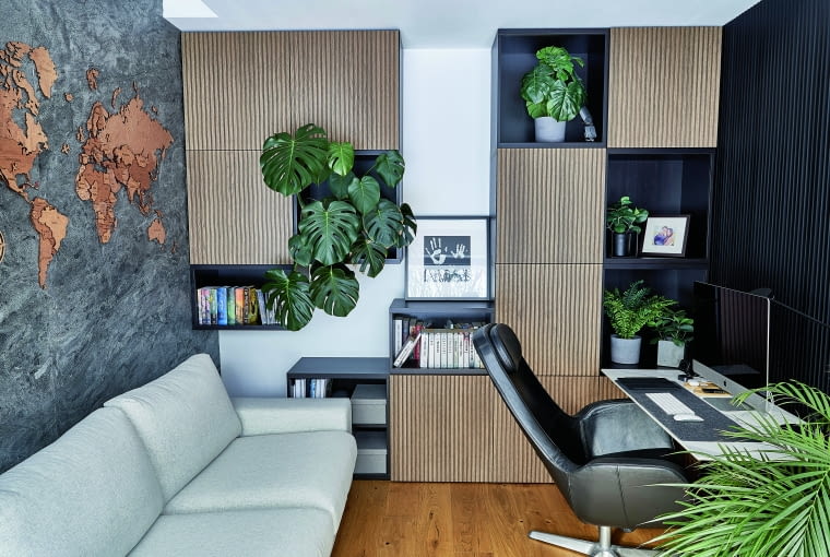 Nieduży gabinet na parterze to królestwo pana Kamila