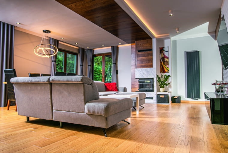 Gdzie drewniany sufit sprawdzi się najlepiej? Przede wszystkim we wnętrzach o dużym metrażu, ponieważ często wyraziste usłojenie oraz ciemnawy kolor drewna mogą optycznie zmniejszać przestrzeń