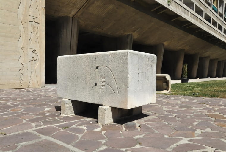Jednostka Marsylska, proj. le Corbusier - betonowy kamień węgielny przed budynkiem. Warte zauważenia są wyżłobione w nim podstawowe założenia jednostki, w tym sposób jej oświetlenia przez słońce
