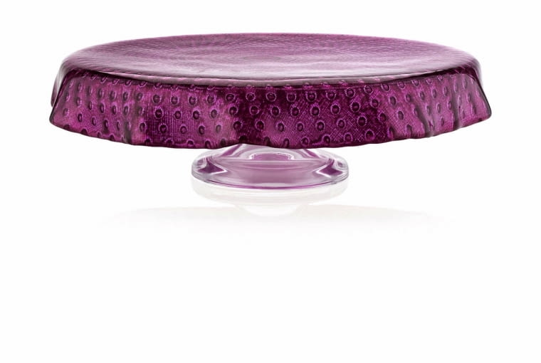 Podano na serwetce Elegancka, a zarazem zabawna patera na tort lub ciasteczka o średnicy 33 cm. Wykonana we Włoszech zgodnie z tradycjami tamtejszej sztuki ręcznego wytwarzania szkła, Sweet Fuchsia, 240 zł, IVV, sklep.rosenthal.pl
