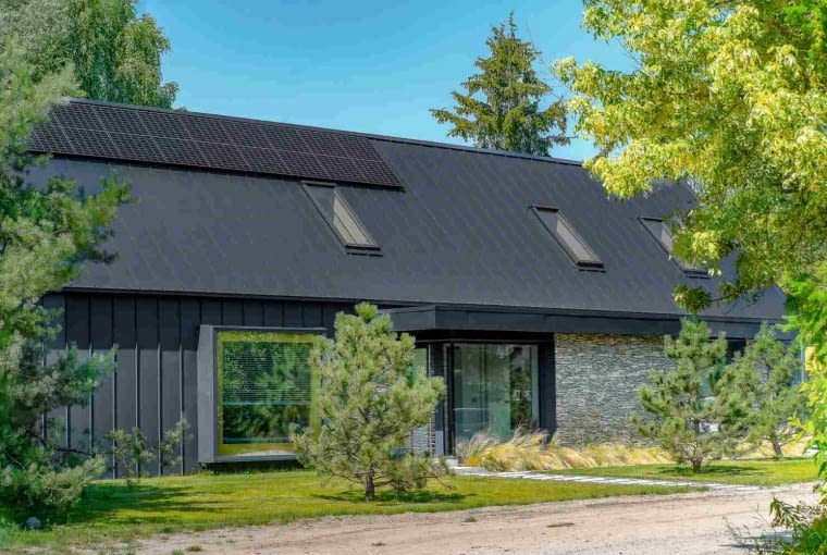 Na obu połaciach dachu zamontowano moduły złożone z kilkunastu paneli fotowoltaicznych, dzięki którym właściciele mają prąd całkowicie za darmo, a nawet mogą się pochwalić jego nadwyżką Na obu połaciach dachu zamontowano moduły złożone z kilkunastu paneli fotowoltaicznych, dzięki którym właściciele mają prąd całkowicie za darmo, a nawet mogą się pochwalić jego nadwyżką