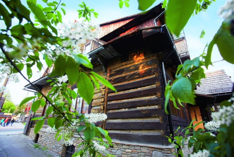 DREWNIANY DOM na solidnej kamiennej podmurówce został zbudowany w 1900 roku. Beata i Wojtek zajmują jego parter.
