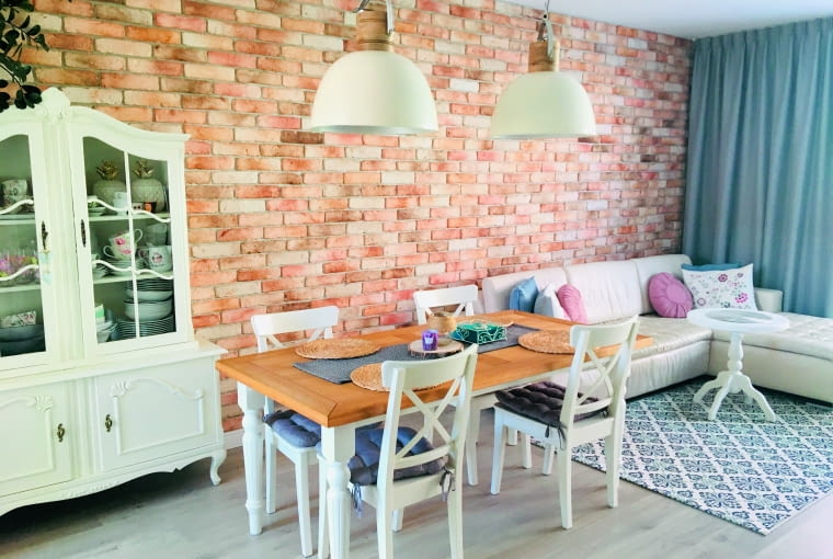 Jako materiał naturalny, cegła reguluje wilgotność powietrza, co pozwala utrzymać zdrowe warunki w pomieszczeniu Jako materiał naturalny, cegła reguluje wilgotność powietrza, co pozwala utrzymać zdrowe warunki w pomieszczeniu