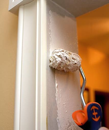 Gdy całość osłony jest przymocowana, a szpachla i klej już wyschły, wszystkie elementy malujemy farbą akrylową, najlepiej za pomocą wałka.