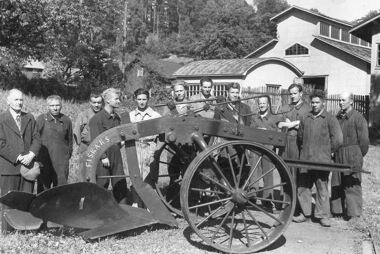 Pracownicy warsztatu w 1946 roku. Pracownicy warsztatu w 1946 roku.