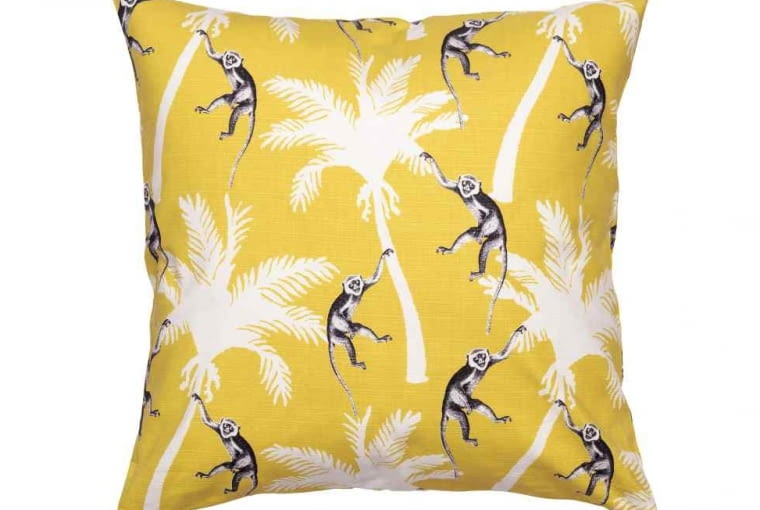 H&M Home: wzorzysta poszewka na poduszkę (50x50 cm) ozdobiona motywem małp wspinających się na palmy. Cena: 39,90 zł. H&M Home, zakupy, akcesoria, dodatki, nowości, nowa kolekcja