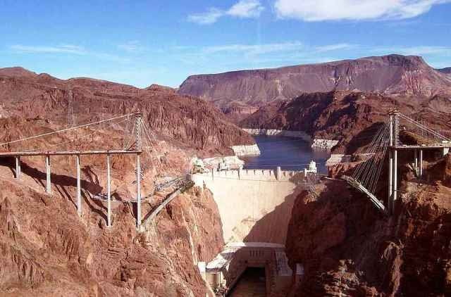 Most Hoover Dam Bypass w USA zostanie ukończony w listopadzie 2010 roku. Odciąży od ruchu samochodowego znajdującą się pół kilometra dalej Zaporę Hoovera konstrukcja, beton, ameryka, usa, most