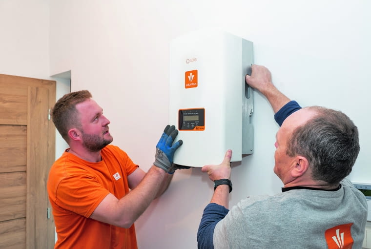 Falownik najlepiej zamontować wewnątrz budynku, w suchym, wentylowanym pomieszczeniu, zapewniając łatwy dostęp serwisowy Falownik najlepiej zamontować wewnątrz budynku, w suchym, wentylowanym pomieszczeniu, zapewniając łatwy dostęp serwisowy