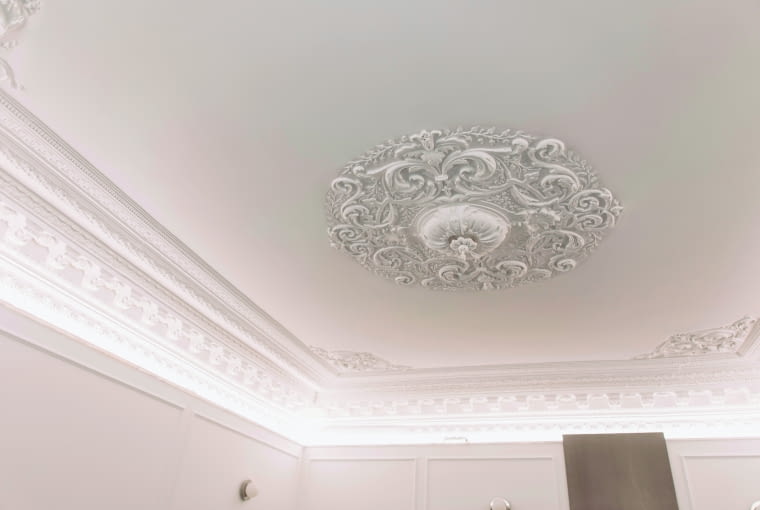 Duże przestrzenie w stylu glamour będą świetnie prezentować się z bogato zdobionymi, rozłożystymi rozetami. Rzeźbiony wzór doda im elegancji i luksusu