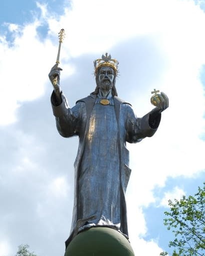 5. Pomnik Jezusa w Ustroniu. W 2011 powstał kolejny pomnik Chrystusa Króla Polski, tym razem już nie ze Świebodzina, a z urokliwego Ustroniu. Mimo, że posąg jest o połowę mniejszy od tego w Świebodzinie, również wzbudza kontrowersje. 24-metrowa statua stanęła nielegalnie, a Powiatowy Inspektorat Nadzoru Budowlanego wszczął w tej sprawie dochodzenie. Deja-vu z ubiegłego roku. Znów nominujemy przeskalowany pomnik Chrystusa Króla Polski, tym razem już nie ze Świebodzina a z urokliwego Ustronia. Mimo, że posąg jest o połowę mniejszy od tego w Świebodzinie, również wzbudza kontrowersje. 24-metrowa statua stanęła nielegalnie. ,a Powiatowy Inspektorat Nadzoru Budowlanego wszczął w tej sprawie dochodzenie.
