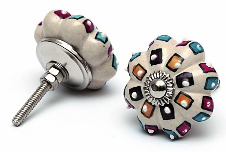 Diabeł tkwi w szczególe. Drewniane, ceramiczne, metalowe - najlepiej w kształcie kwiatów lub kwiatowymi motywami zdobione. Nowe gałki na kuchennych meblach to najprostsza i najszybsza wiosenna metamorfoza mebli - taki szczegół, a ile może zdziałać!