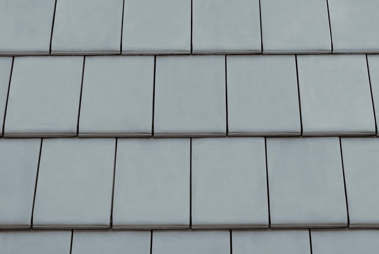 Turmalin/Monier BRAAS | Rodzaj: dachówka ceramiczna | wymiary [dł. x szer.]: 280 x 475 mm | masa [kg/m2]: od ok. 48,9 kg | zalecany kąt nachylenia połaci: minimum 30° | kolory: m.in. miedziany, antracytowy, kasztanowy, szary. Cena: od 94,91 zł/m2, www.monier.pl