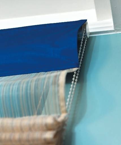 DEKORACJE - OKNO Z PRZEJRZYSTĄ ROLETĄ. Specjalny mechanizm pozwala zatrzymać uniesioną roletę na dowolnej wysokości.