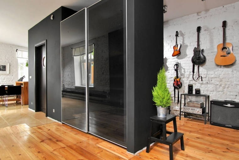 UWAGA ! PONOWNA PUBLIKACJA WYLACZNIE ZA ZGODA WLASCICIELI LODZ , MIESZKANIE , WNETRZA - PRZEDPOKOJ , MEBLE - SZAFA ZA KTORA ZNAJDUJE SIE KAT MUZYCZNY WLASCICIELE DELFINA I MICHAL GRZELAK PROJEKT WNETRZA MICHAL GRZELAK STYLIZACJA AGNIESZKA OSAK-REJMER FOT. SYLWESTER REJMER PUBLIKACJA CZTERY KATY NR 12 (254) - 12 2012 SLOWA KLUCZOWE: WNETRZE MEBEL PRZEDPOKOJ HOBBY MUZYKA ZDJĘCIE DO WKŁADKI: PUBLIKACJA CZTERY KATY NR 12 (254) - CZASOPISMA