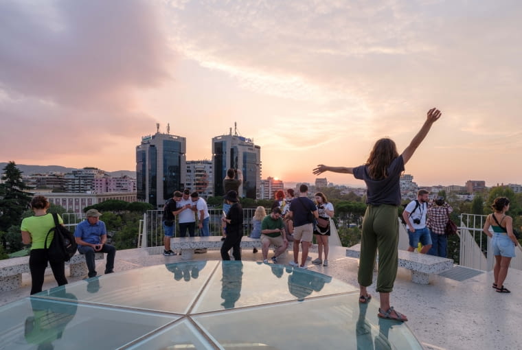 Piramida w Tiranie. Proj. MVRDV Piramida w Tiranie. Proj. MVRDV