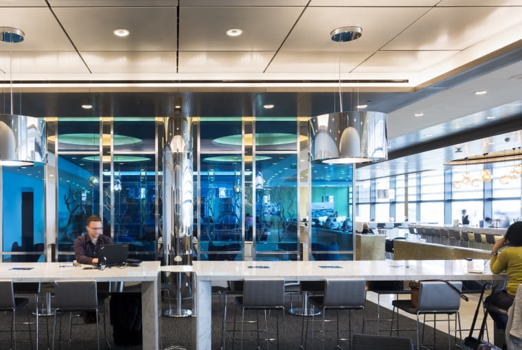 Można odpocząć w oczekiwaniu na lot lub pracować w skupieniu. Można odpocząć w oczekiwaniu na lot lub pracować w skupieniu.