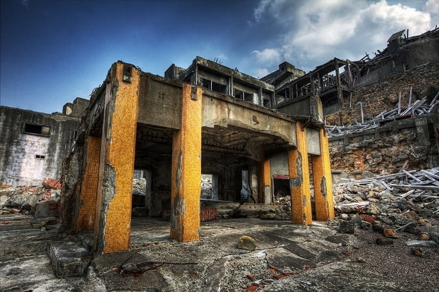 Ruiny poprzemysłowej zabudowy na wyspie Hashima. Ruiny poprzemysłowej zabudowy na wyspie Hashima.