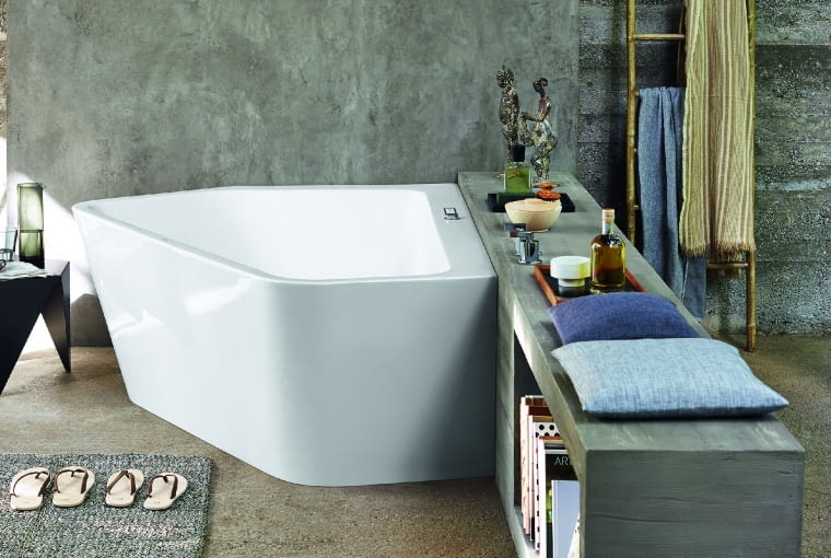 Beton, jak każdy inny materiał, należy dawkować. Jeśli całą łazienkę wykończymy "na surowo", zrobi się smutno i chłodno. Dlatego warto go przełamać, choćby dodatkami z drewna lub bambusu. Poduszki, pleciony chodnik, ocieplą atmosferę, a śnieżnobiała wanna, jak ta z kol. Paiova, rozjaśni wnętrze. duravit.pl