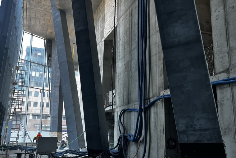 Budowa The Bridge - lobby