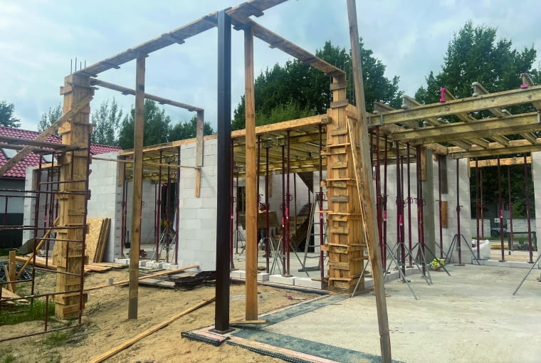 Słupy żelbetowe są wykorzystywane nie tylko w ścianach, ale i w wolnych przestrzeniach, aby zwiększyć nośność konstrukcji i przenieść obciążenia generowane przez wyżej położone elementy na fundament