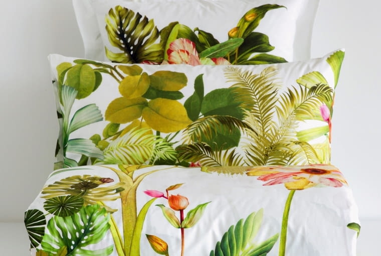 Zara Home Pełna wdzięku pościel w egzotyczne rośliny jest jak sen w tropikalnym ogrodzie. Poszewka na poduszkę dostępna w dwóch dużych rozmiarach: 45 x 155 cm oraz 50 x 75 cm, zarahome.com, od 69 zł (poszewka), 319 zł (prześcieradło wierzchnie)