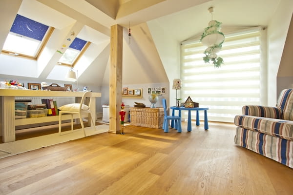 W oknach dachowych zamontowano tradycyjne rolety, a w dużym oknie roletę typu dzień noc.