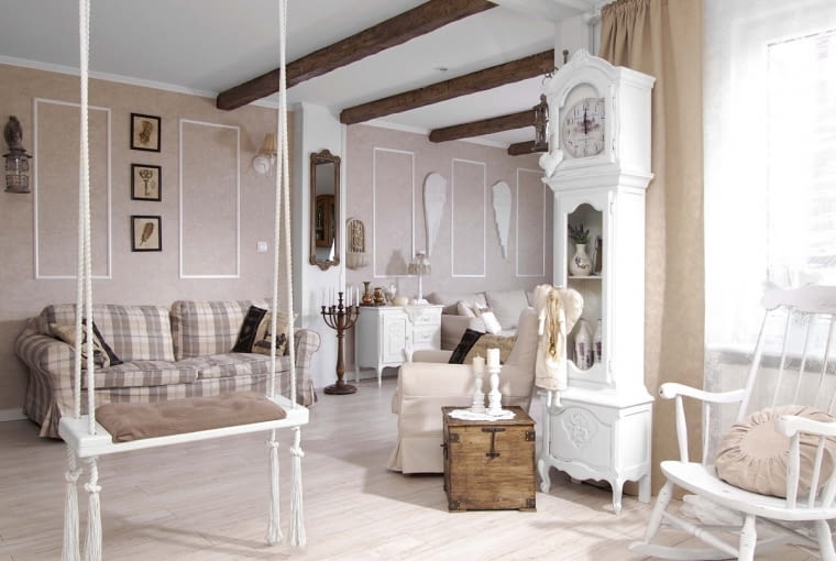 Większość dodatków, takich jak poduszki, świeczniki, lampy, to ręcznie wykonane przedmioty, które Ania wyszukuje w sklepach internetowych i na zaprzyjaźnionych blogach. Bujany fotel w stylu skandynawskim kupiła na olx.pl i przemalowała na biało.