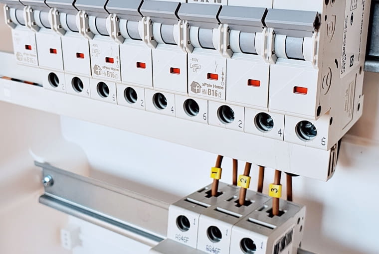 Wyłączniki nadprądowe w rozdzielnicy elektryczne Wyłączniki nadprądowe w rozdzielnicy elektryczne