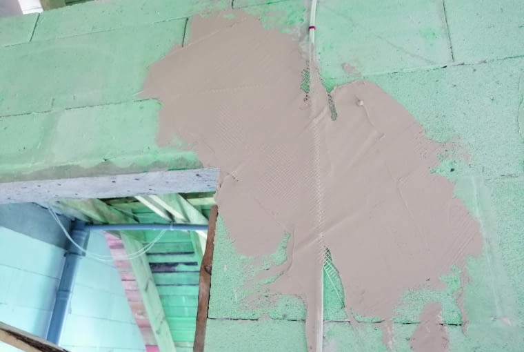 Ryzyko zarysowań tynku minimalizuje siatka tynkarska umieszczona przy otworach drzwiowych i okiennych oraz na styku dwóch różnych materiałów, a także na bruzdach instalacyjnych Ryzyko zarysowań tynku minimalizuje siatka tynkarska umieszczona przy otworach drzwiowych i okiennych oraz na styku dwóch różnych materiałów, a także na bruzdach instalacyjnych