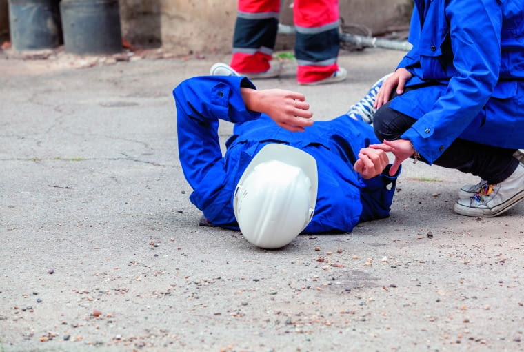 Wypadek – nawet drobny – wymaga określonych działań formalnych, które pozwalają zadbać o dobro poszkodowanego i dopełnić obowiązków wynikających z przepisów
